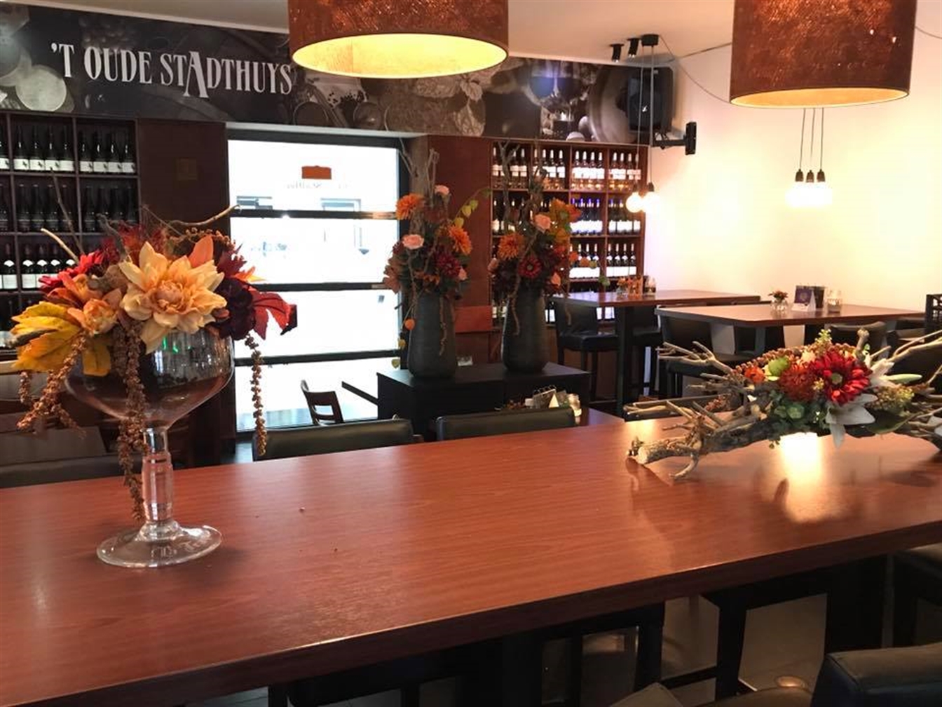 Zijde bloemen op de balie