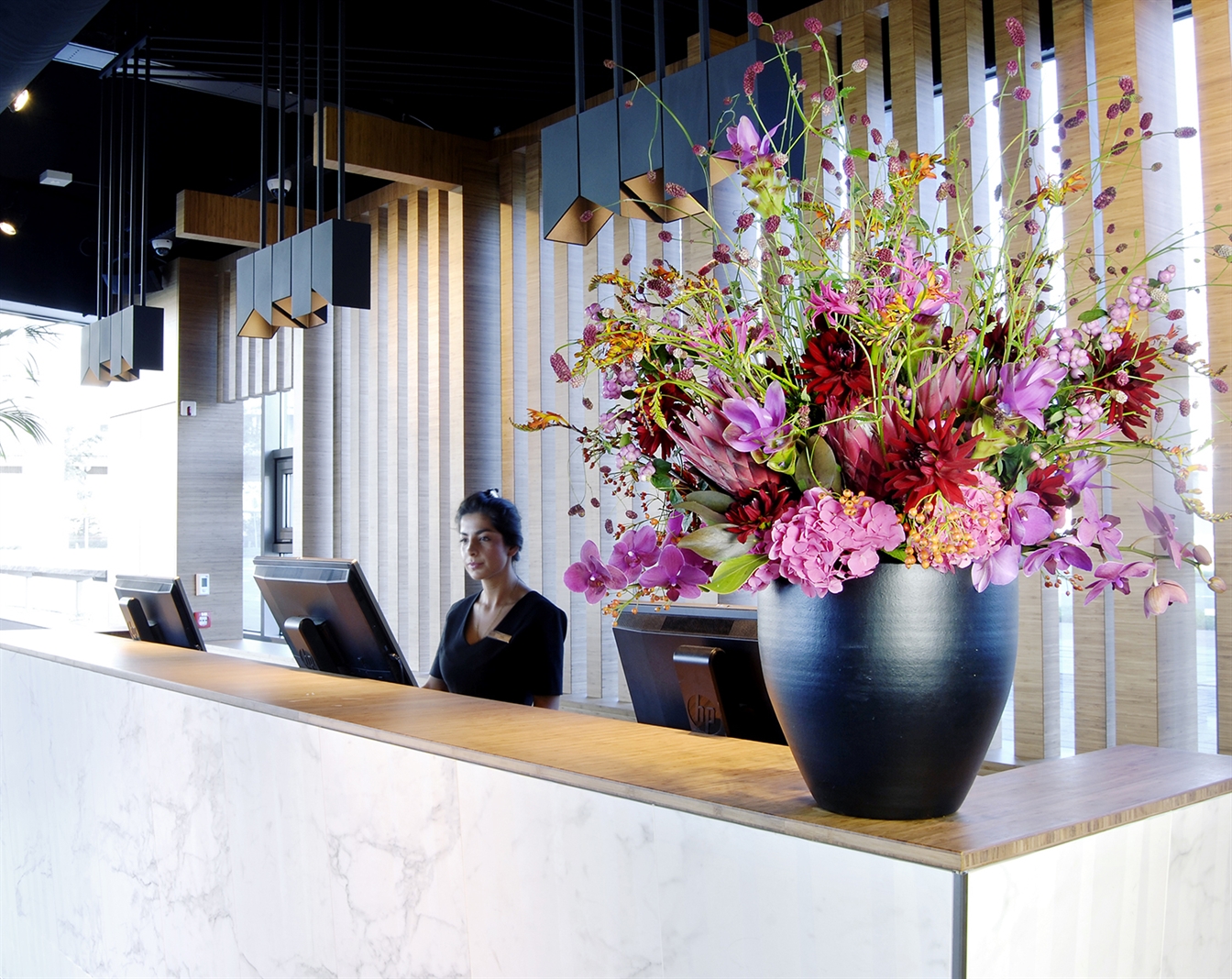 Bloemen op de balie 